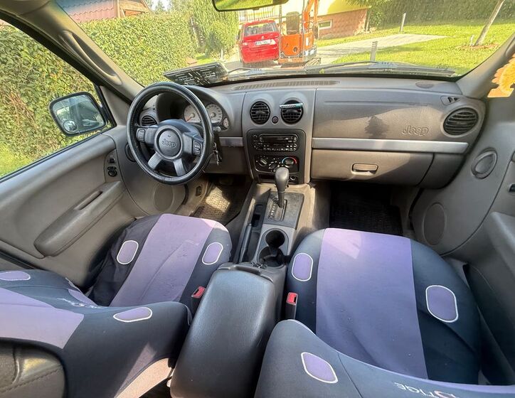 Jeep Liberty 8