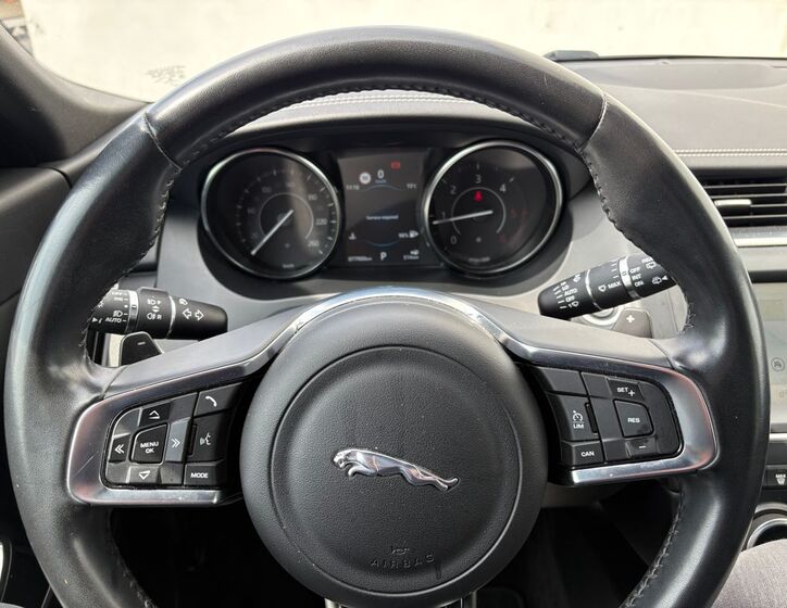 Jaguar F-Pace 8