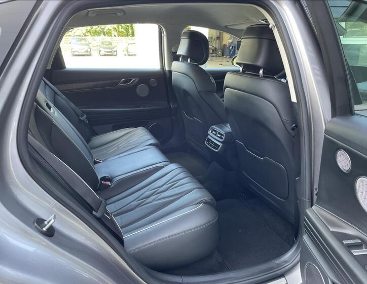 Hyundai Genesis 12