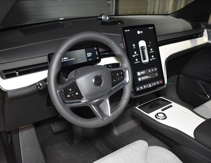 Volvo EX90 21