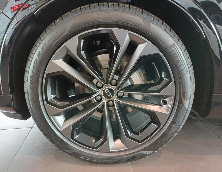 Audi Q7 8