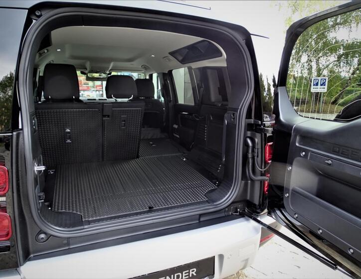 Land Rover Defender 5