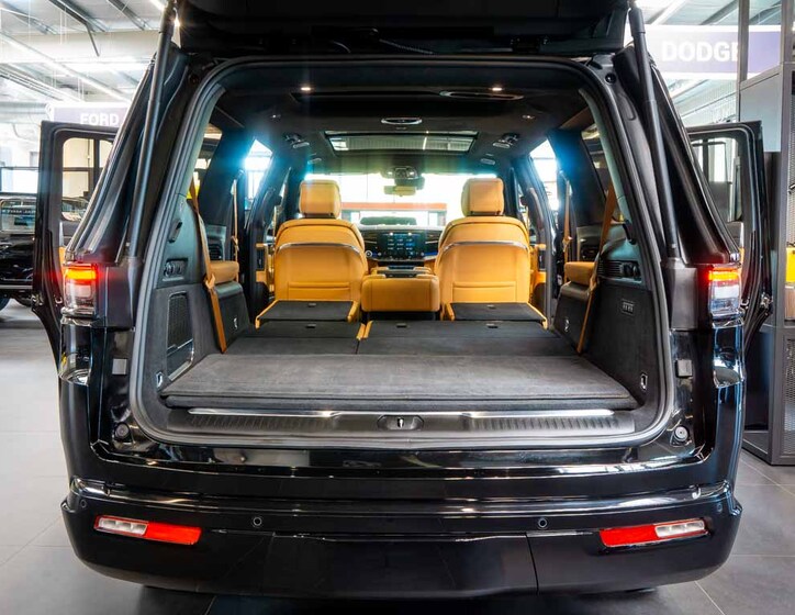 Jeep Grand Wagoneer 7