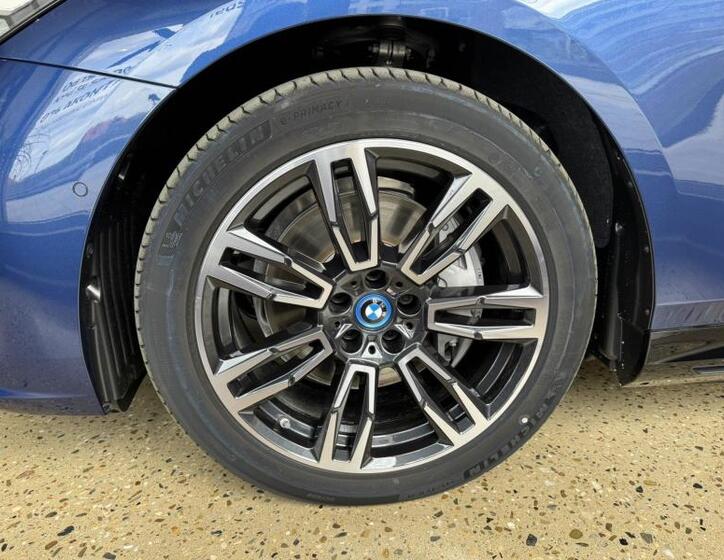 BMW i5 6