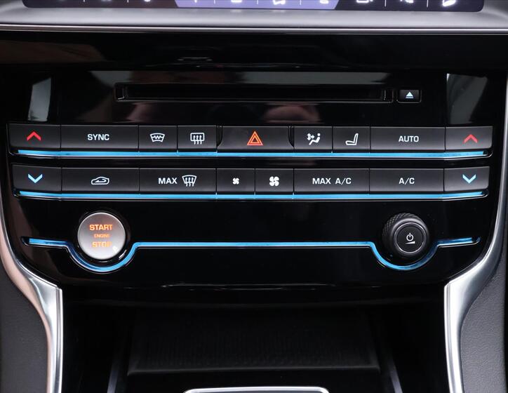 Jaguar XE 33