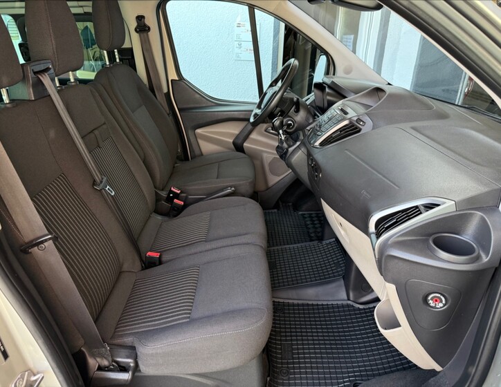Ford Tourneo Custom 12