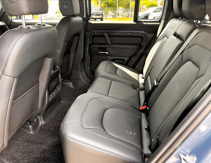 Land Rover Defender 20