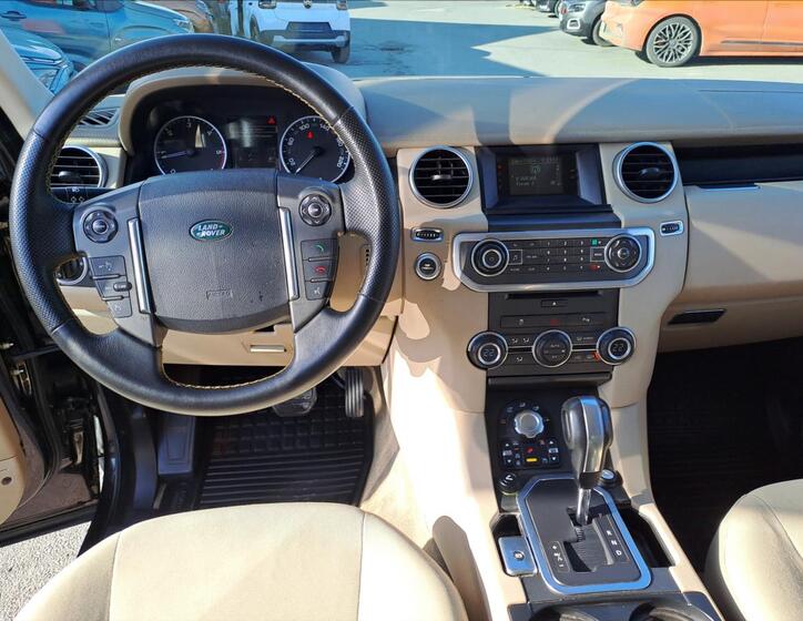 Land Rover Discovery 9