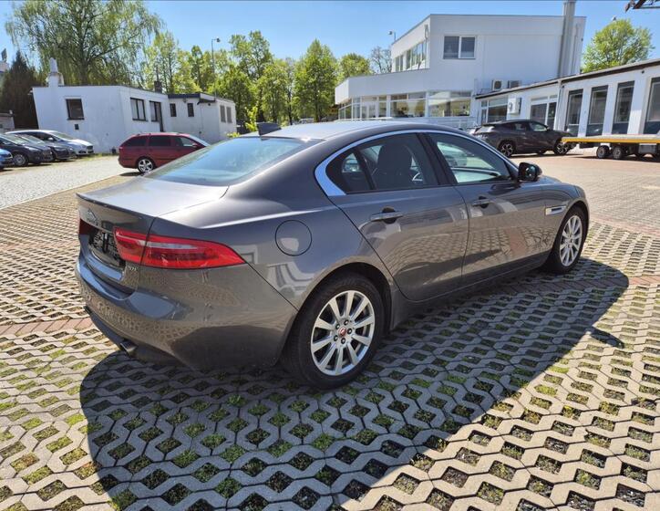 Jaguar XE 4