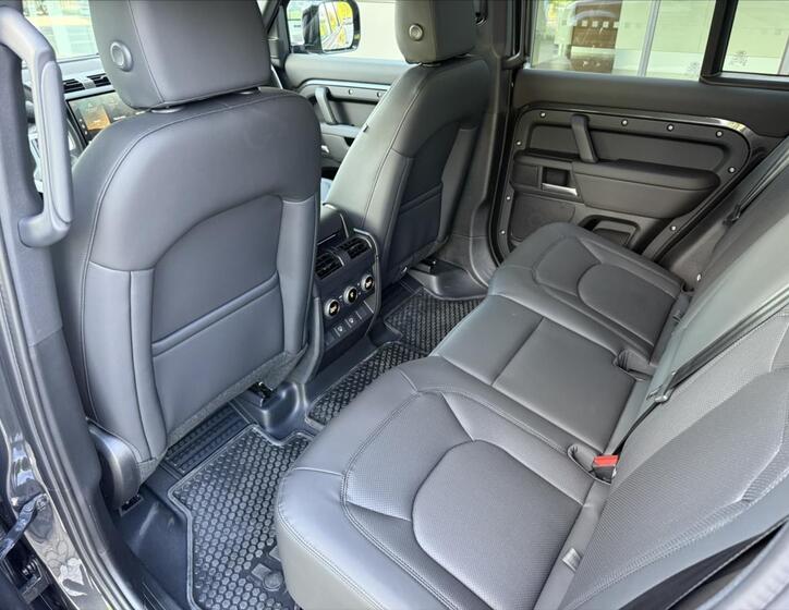 Land Rover Defender 14