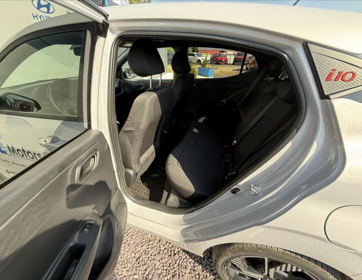 Hyundai i10 17