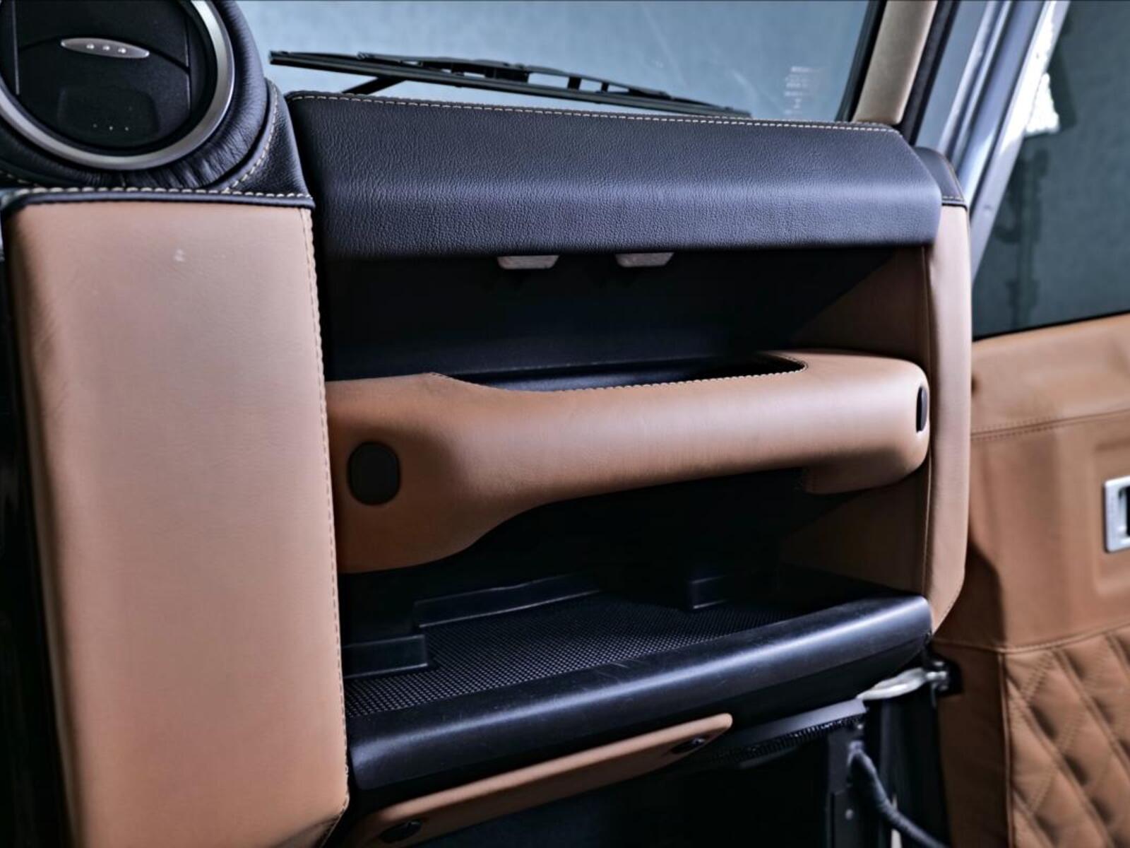 Land Rover Defender 22