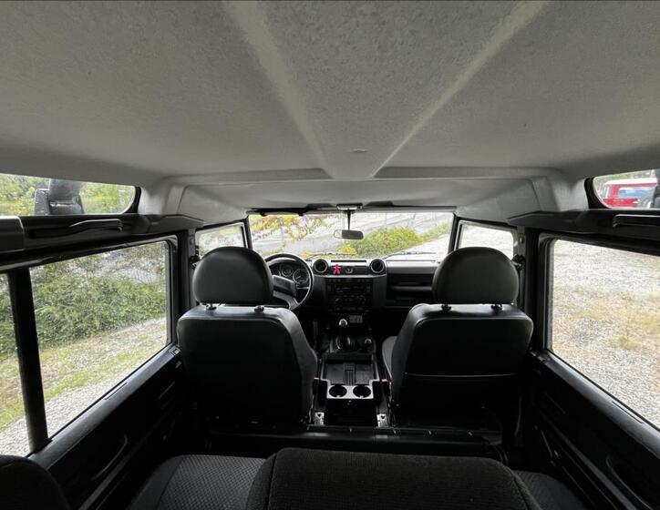 Land Rover Defender 18