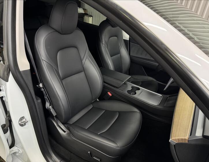 Tesla Model Y 32