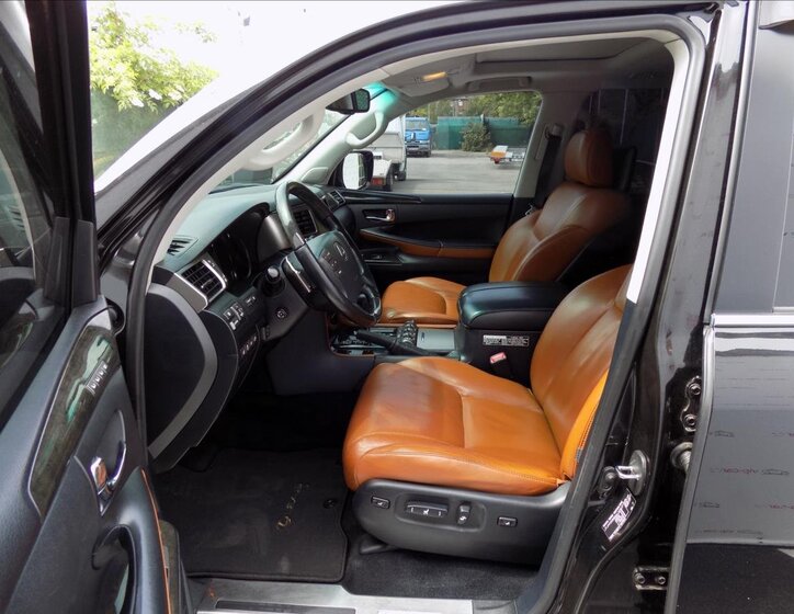 Lexus LX 570 11