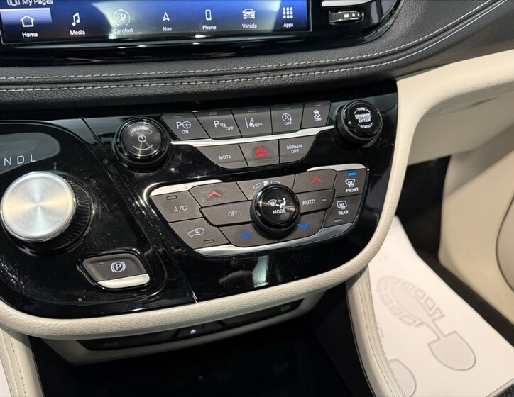 Chrysler Pacifica 16