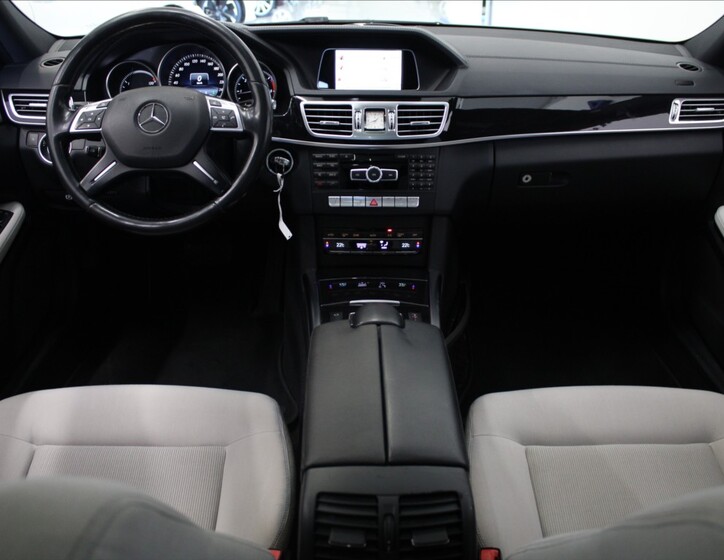 Mercedes-Benz Třídy E 8