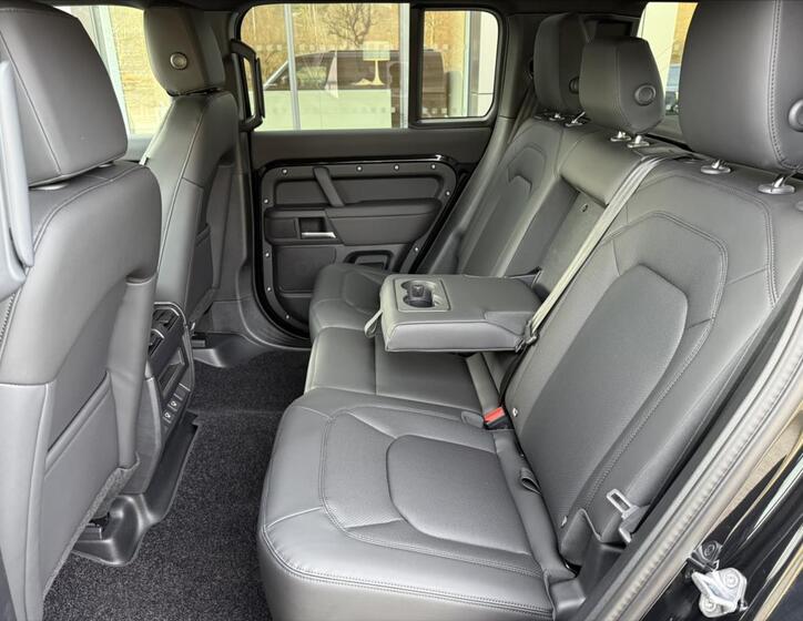 Land Rover Defender 21