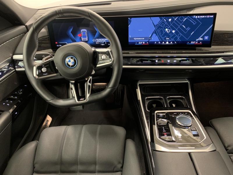 BMW i7