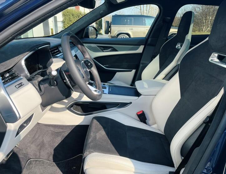 Jaguar F-Pace 8