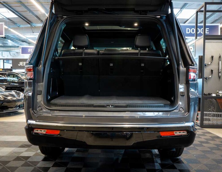 Jeep Wagoneer 6