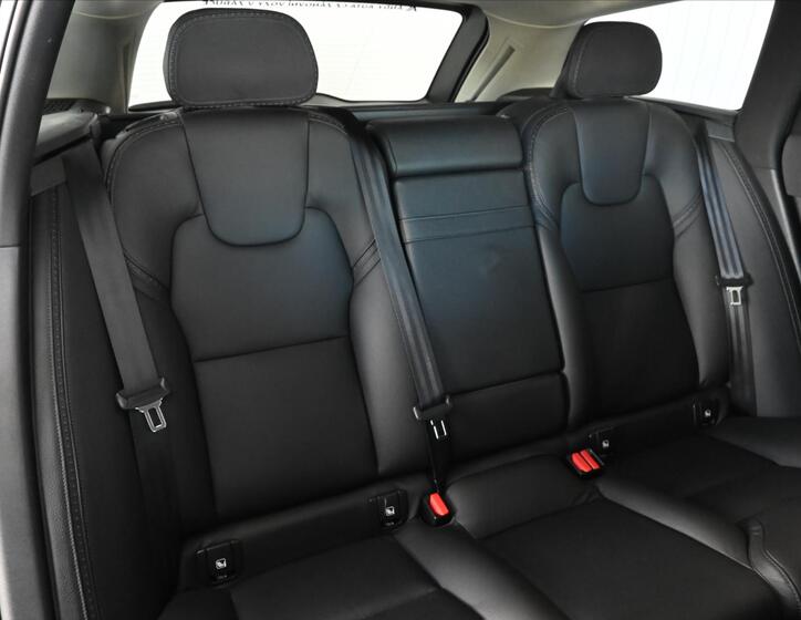 Volvo V90 28