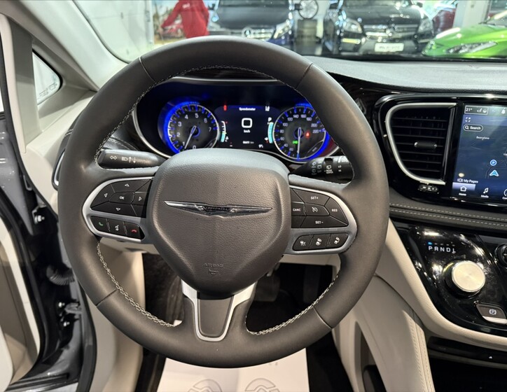 Chrysler Pacifica 10