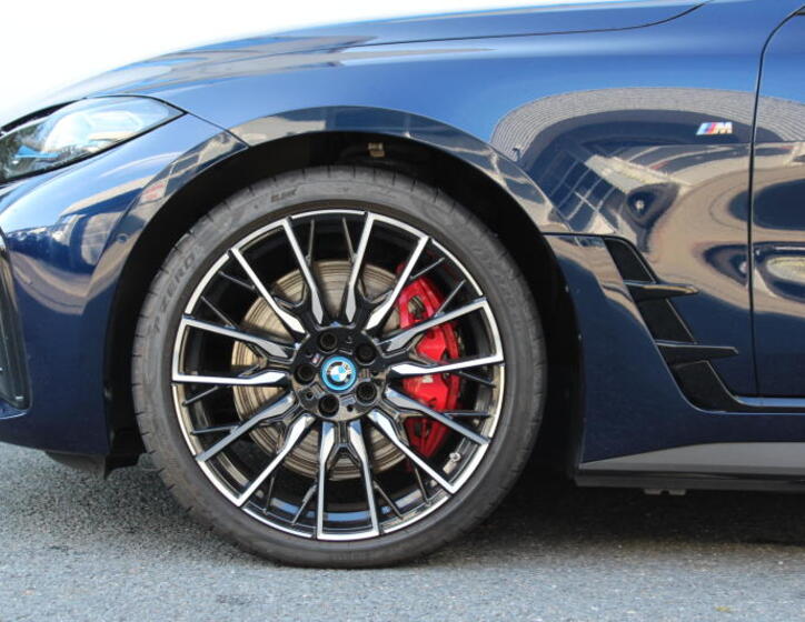 BMW i4 6