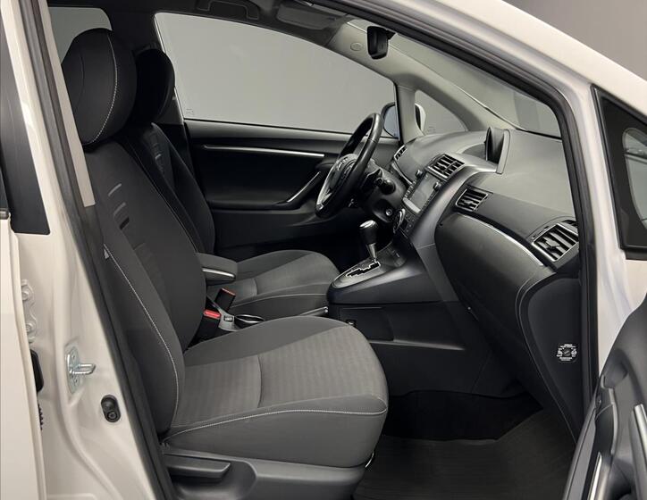 Toyota Verso 8