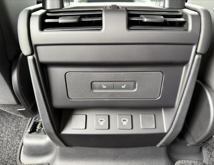 Land Rover Defender 24