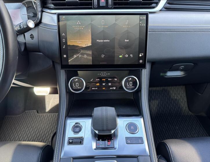 Jaguar F-Pace 16