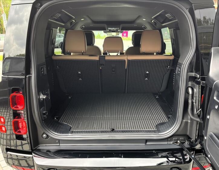 Land Rover Defender 6