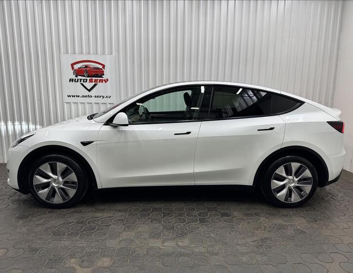 Tesla Model Y 4