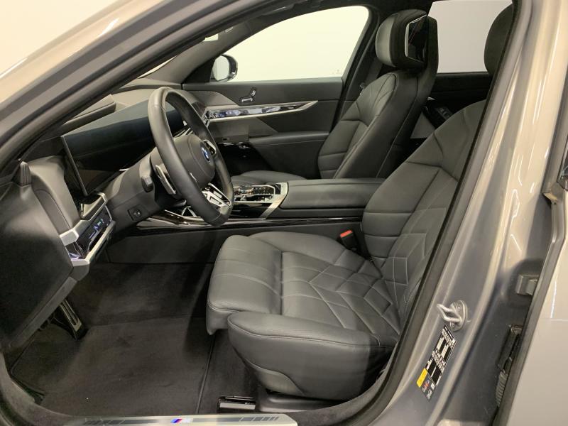 BMW i7