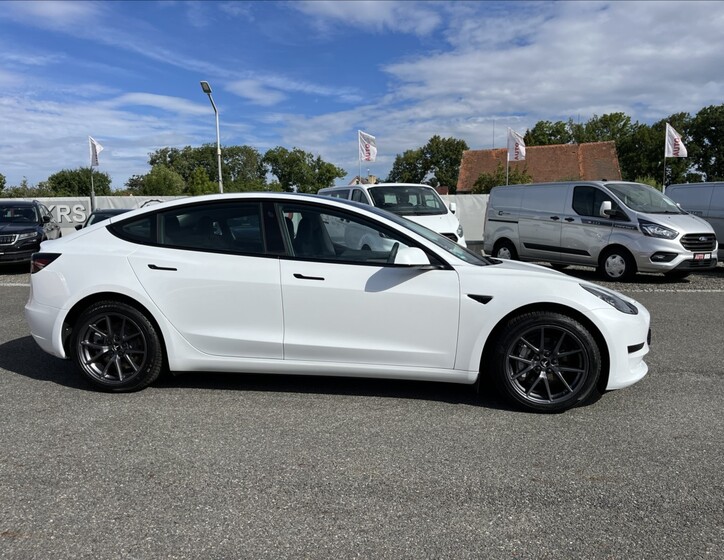 Tesla Model 3 4