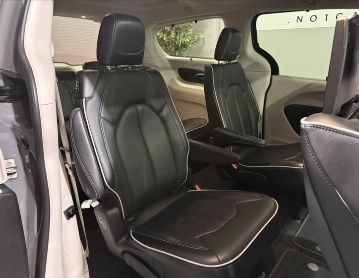 Chrysler Pacifica 25