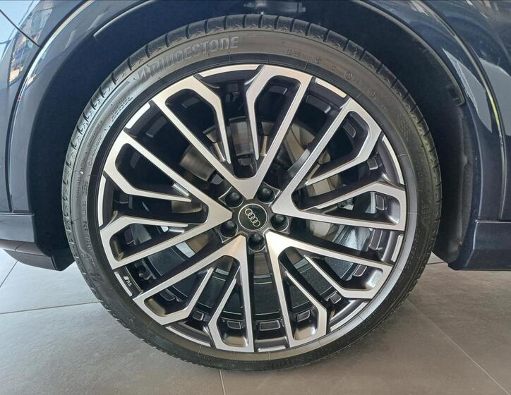 Audi Q7 8