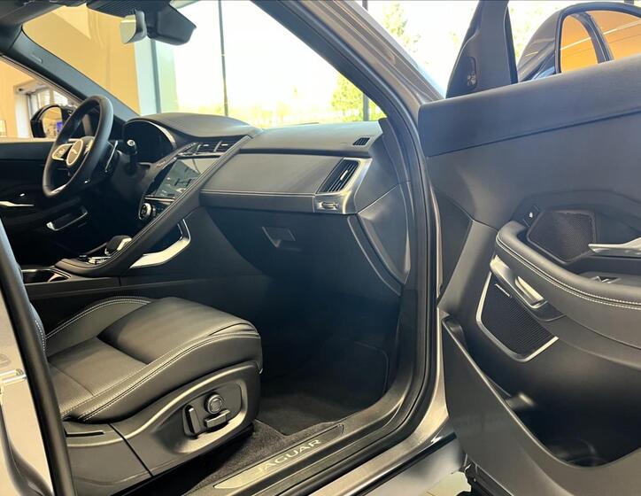 Jaguar E-Pace 23