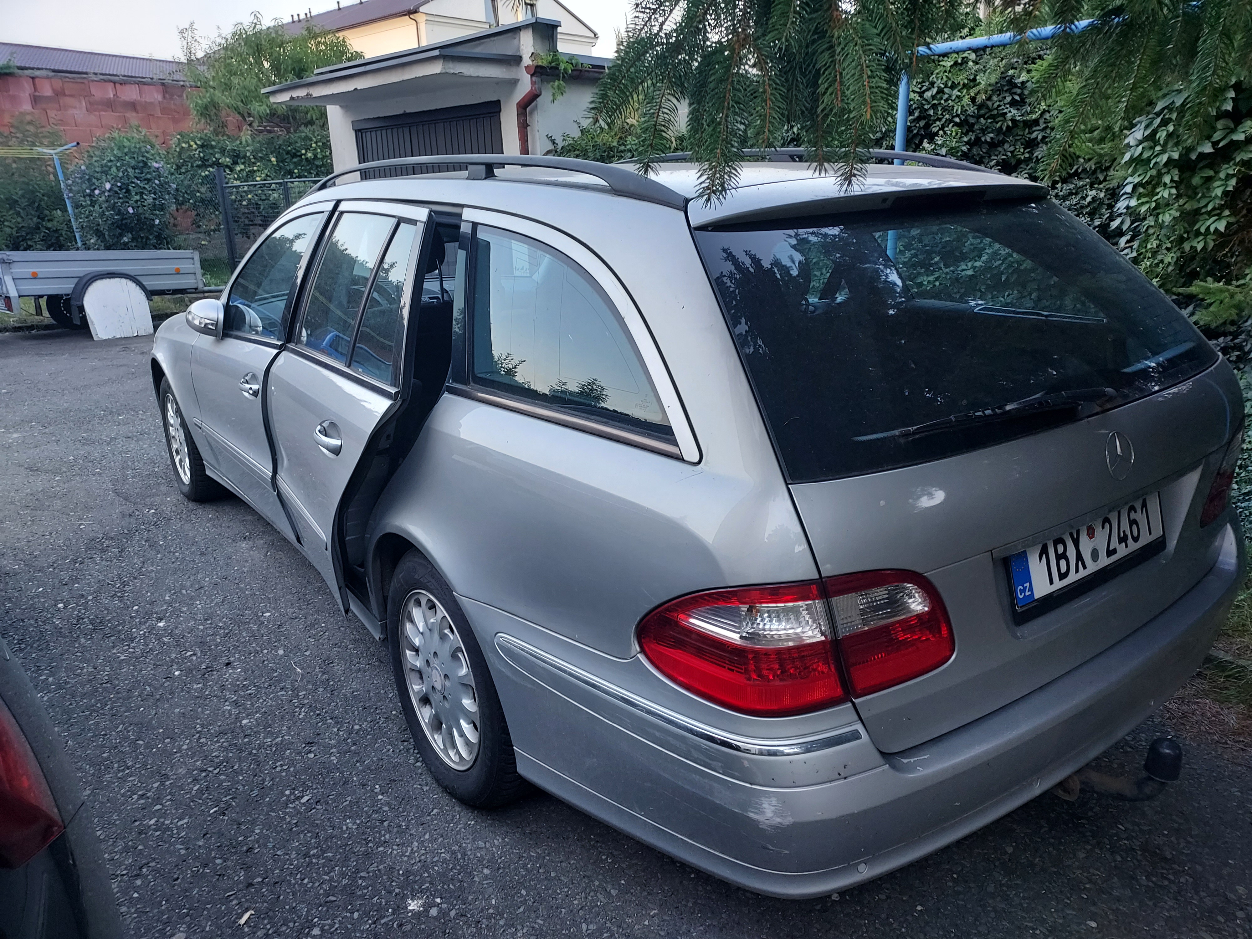 Mercedes-Benz 211