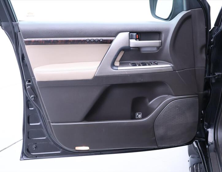 Toyota Land Cruiser 11