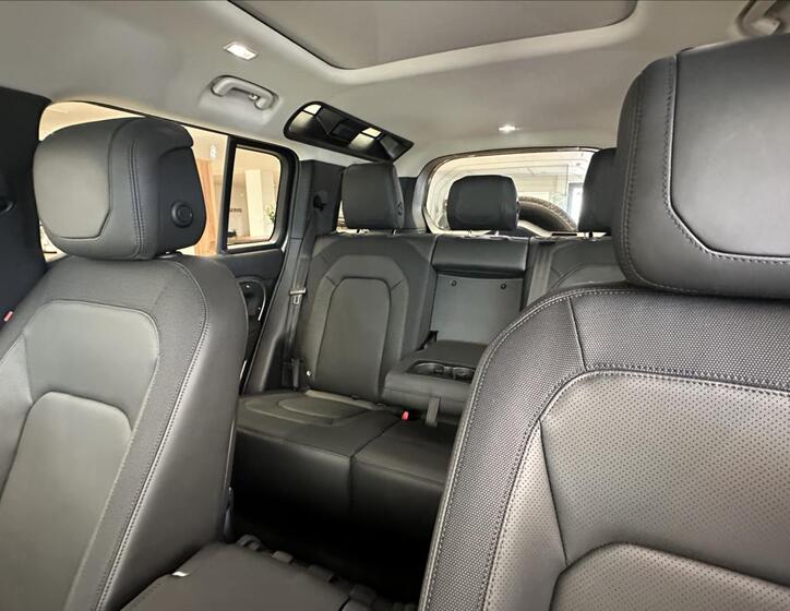 Land Rover Defender 7