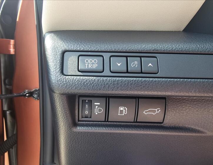 Lexus LBX 9