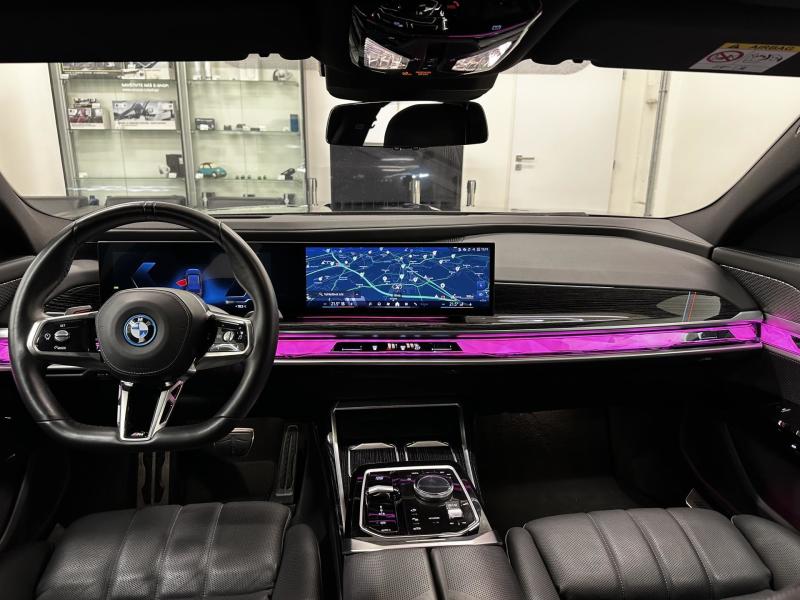 BMW i7
