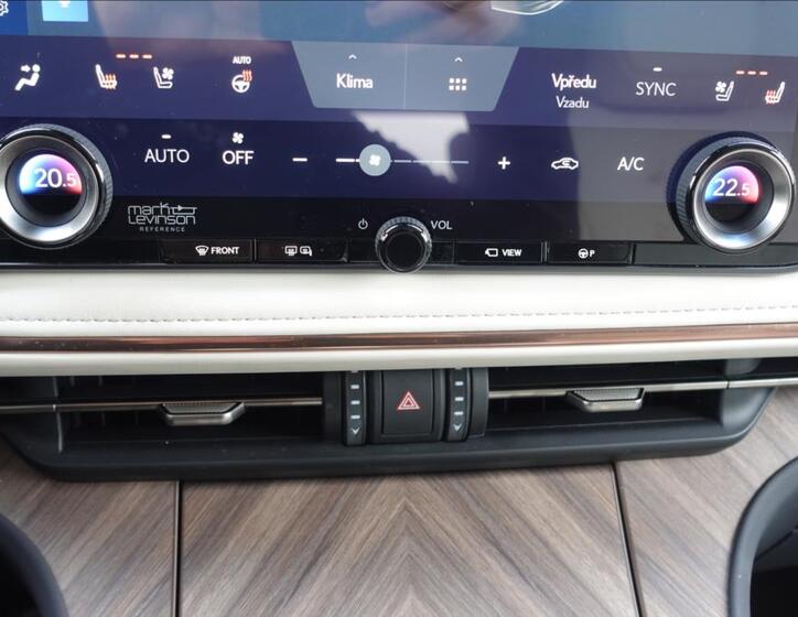 Lexus LM 350h 28