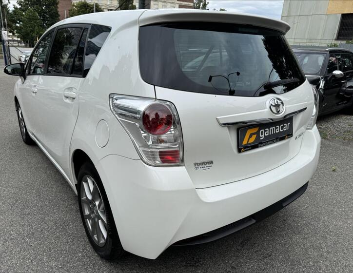 Toyota Verso 8