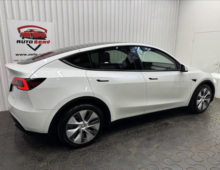 Tesla Model Y 9