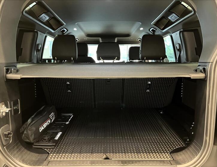 Land Rover Defender 25