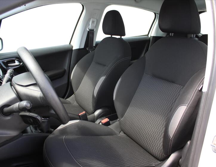 Peugeot 208 9