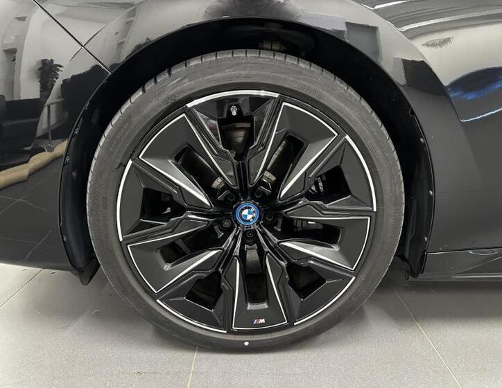BMW i7 5