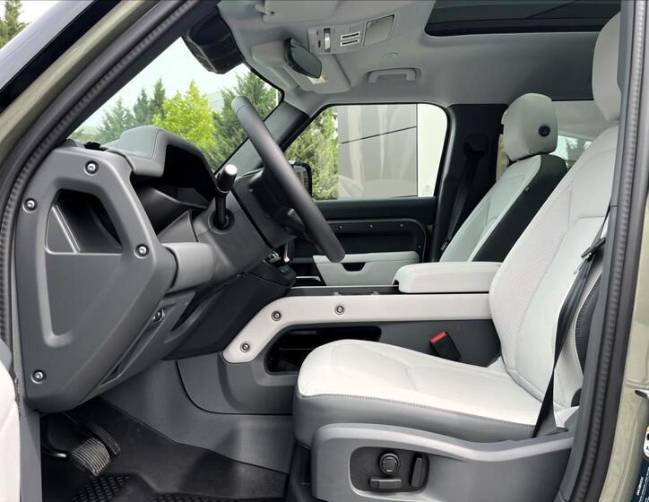 Land Rover Defender 12